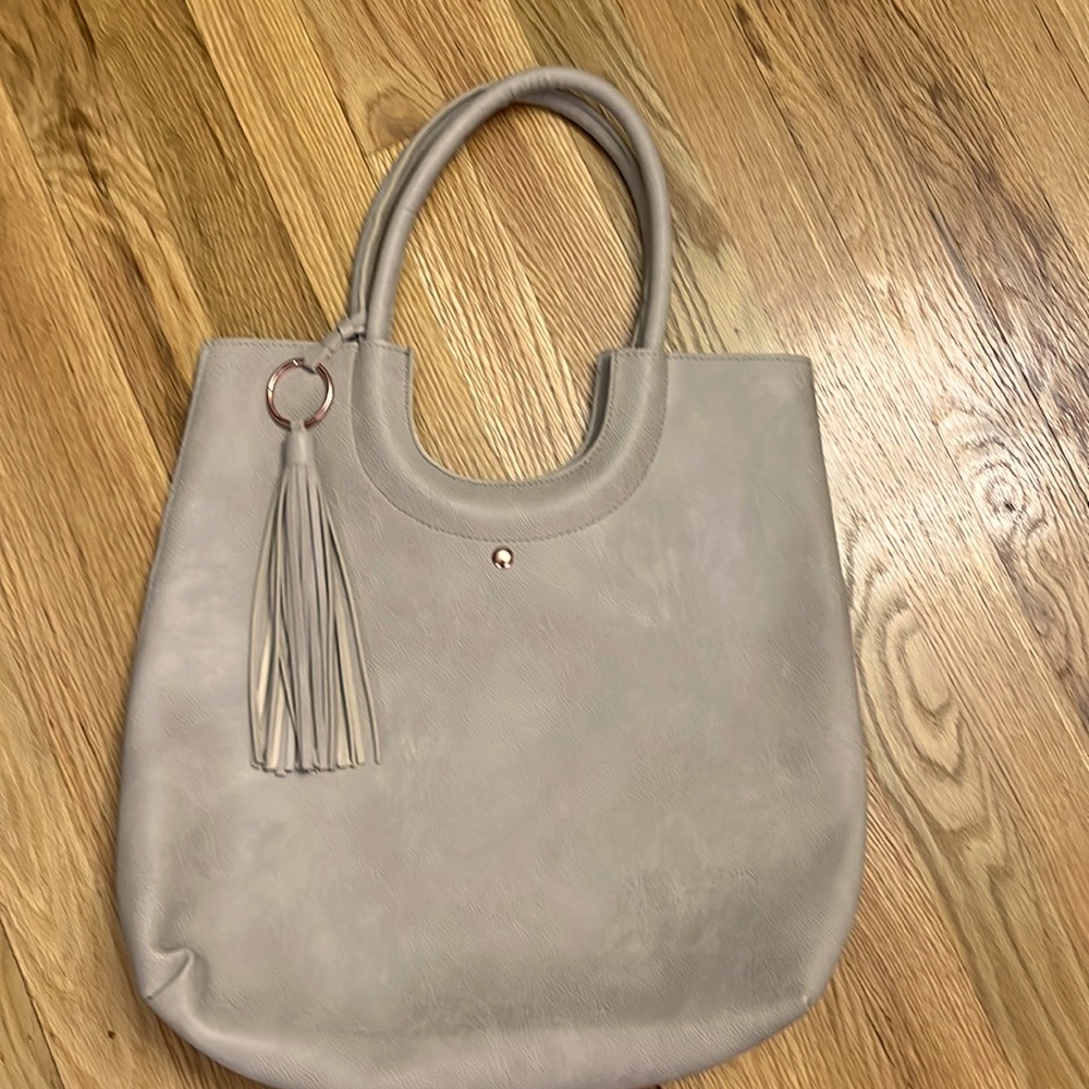 Shoulder handbag taupe with fringe 2 pockets in front and magnet closurerosegold